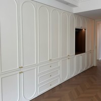 Système de bureau informatique intégré contemporain sur mesure en MFC, sans poignée, couleur crème, avec tringle de penderie escamotable pour armoire et placard
