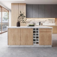 Îlot de cuisine moderne sur mesure avec comptoir en quartz, casier à vin, tiroir, armoire de rangement et bandes lumineuses LED