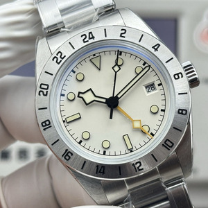 Cadran rétro Coke, cadre en aluminium rouge et noir COKE, 39 mm, équipé d'un mouvement à quatre aiguilles pour deux fuseaux horaires, en acier inoxydable. - Product Image 3