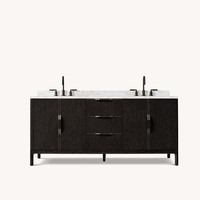 Meuble de salle de bain double vasque de luxe avec comptoir en pierre grise, robinets en bronze, poignées courbes et pieds coniques