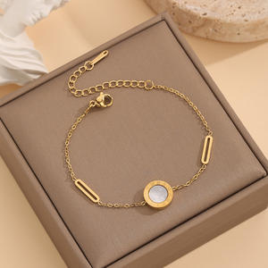 طقم مجوهرات عصري جديد مخصص باللونين الأسود والأبيض مع قلادة دائرية ذات وجهين بأرقام رومانية من الفولاذ المقاوم للصدأ المطلي بالذهب عيار 18 قيراط يشمل قلادة وسوار وأقراط - Product Image 3