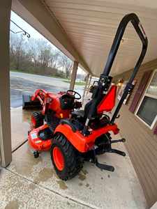 Tractor Kioti CS2210H Diésel 4x4 de 22 CV y 3 Cilindros con Cargador y Cortadora de Césped de Montaje Medio de 60 Pulgadas Disponible para la Venta - Product Image 4