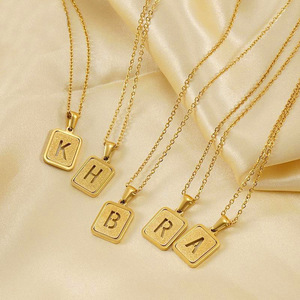 Collier personnalisé 26 lettres de l'alphabet: bijoux à pendentif carré en or mat pour un style unique et un <span class=keywords><strong>cadeau</strong></span> <span class=keywords><strong>sentimental</strong></span> - Product Image 4