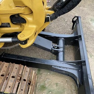 Mini-excavatrice sur chenilles CAT 303 d'occasion, en bon état, 3 tonnes, pour travaux de construction urbaine, d'aménagement paysager et d'excavation agricole. - Product Image 3