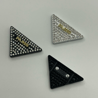 Plaque Métallique Triangulaire PARIS Personnalisée Éco-responsable Noire et Blanche avec Strass pour Accessoires de Robe et de Sac à Main