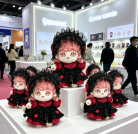 Poupée en peluche Lolita Gothique Nocturne avec bonnet en dentelle noire, volants rouges, cheveux roses, yeux étoilés et breloque croix personnalisée