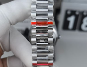 Reloj Unisex de Lujo con Esfera Roja Carmesí, Caja Plateada, Resistente al Agua, 36 mm - Product Image 4