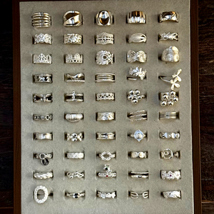 Anillos, collares, aretes y pulseras de oro laminado y plata, anillo con bisel plateado y piedra preciosa en rojo, anillo con medallón, plata de ley - Product Image 1
