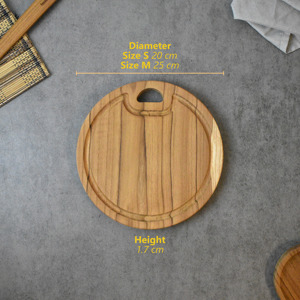 Planche à découper ronde Molita taille M, fabriquée en teck massif 100% en provenance d'Indonésie, offre une surface durable et non toxique. - Product Image 1