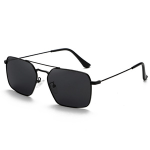 Gafas de Sol Cuadradas Metálicas Unisex Grises Jack, Lentes Polarizadas TAC con Protección UV400 Tipo 3, para Conducir y Uso Casual - Product Image 3