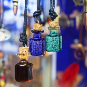 45 Peças de Mini Frascos de Vidro Quadrados Coloridos para Feitiços e Desejos, com Rolhas, Parafusos de Olho e Funis, para Artesanato DIY - Product Image 4