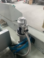 Centre d'usinage CNC OUWO 6 outils ATC pour profilés de fenêtres et de portes en aluminium et UPVC avec Siemens 828D et broche motorisée de 8 kW