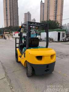 Vente en gros de camions diesel Komatsu FD30 d'occasion Chariots élévateurs bon marché Moteur de pompe à noyau de haute qualité Moteur diesel à roulement - Product Image 6