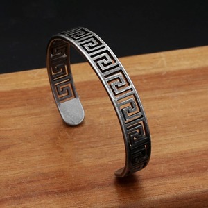 Yunnique Brazalete de acero inoxidable para hombre, patrón geométrico, forma de C hueca, joyería de moda - Product Image 4