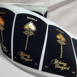 Étiquette de vin en papier velours de qualité supérieure, personnalisable, avec estampage à chaud en feuille d'or et gaufrage, pour l'emballage des bouteilles de vin. - Product Image 1
