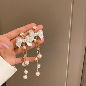 Pendientes <span class=keywords><strong>de</strong></span> borla con nudo <span class=keywords><strong>de</strong></span> lazo <span class=keywords><strong>de</strong></span> mariposa, Pendientes colgantes <span class=keywords><strong>de</strong></span> perlas <span class=keywords><strong>de</strong></span> agua blanca chapados en <span class=keywords><strong>oro</strong></span> <span class=keywords><strong>de</strong></span> aleación - Product Image 4