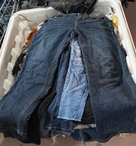 Pantalones Vaqueros Usados para Mujer a Precios Accesibles, Estilo Plazo <span class=keywords><strong>Vintage</strong></span> <span class=keywords><strong>de</strong></span> Pierna Ancha, Suministro al por Mayor para <span class=keywords><strong>Tiendas</strong></span> <span class=keywords><strong>de</strong></span> <span class=keywords><strong>Segunda</strong></span> <span class=keywords><strong>Mano</strong></span>, Ropa Usada para Mujer - Product Image 1
