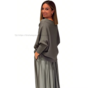 Ensemble 2 pièces haut épaules dénudées et pantalon large pour femme - Tenue élégante et formelle en satin - Product Image 3
