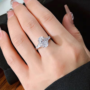 18Kゴールド3ストーンホワイトダイヤモンドリングピジョンエッグ砕いたアイスカット高炭素クラシック女性の結婚式の記念日 - Product Image 3