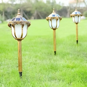 Lampadaire de jardin en fer avec abat-jour en verre LED, lumière blanc chaud 2700K, IP66, résistant aux intempéries, alimenté par énergie solaire, détecteur de mouvement pour usage extérieur - Product Image 4