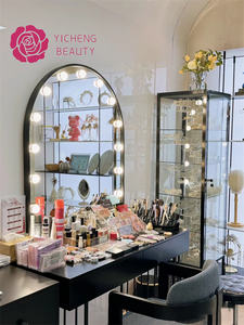 Yicheng Beauty, Unidad de barbería moderna de lujo personalizada, estación de espejo, mesa de maquillaje de salón con LED, venta en línea - Product Image 2