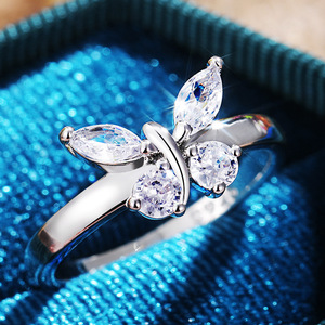 Anello di Fidanzamento Romantico da Donna F687 con Diamante Sintetico Taglio Marquise, Placcato in Oro 14K, Design a Farfalla - Product Image 3