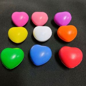 Balle anti-stress rouge en forme de cœur avec logo imprimé – Cadeau promotionnel – Balle anti-stress en forme de cœur - Product Image 1