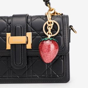 Porte-clés Fraise Charmant - Pendentif en Résine Rouge et Rose, Accessoire de Sac de Luxe et Breloque pour Clés de Voiture - Product Image 2