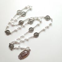 Collier de prière catholique en perles de verre blanc avec médaille Notre-Dame de Guadalupe et breloques ange gardien