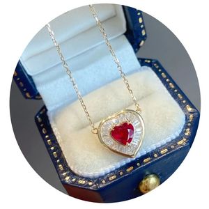 Collier en or massif 18 carats Xinfly Romantic Au750 avec pierres précieuses, rubis 0,40 ct et diamants 0,20 ct, forme cœur - Product Image 1