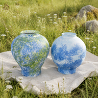 Vase à fleurs en céramique bleu et blanc Jossin avec motif abstrait émaillé pour la décoration intérieure nordique, présentation sur étagère et décoration intérieure