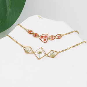 Pulsera <span class=keywords><strong>de</strong></span> Flores Secas en Acero Inoxidable con Baño <span class=keywords><strong>de</strong></span> <span class=keywords><strong>Oro</strong></span> <span class=keywords><strong>de</strong></span> <span class=keywords><strong>18K</strong></span>, Pulsera <span class=keywords><strong>de</strong></span> Flores Eternas, Apilable, Venta al Por Mayor <span class=keywords><strong>de</strong></span> Fábrica Cenda - Product Image 2