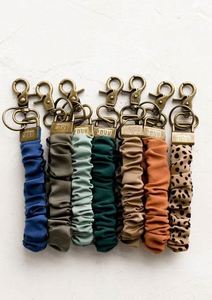 Venta al por mayor de scrunchies elásticos de panda tejidos personalizados y llaveros de pulsera de acero inoxidable ecológico para mujeres y niñas - Product Image 4