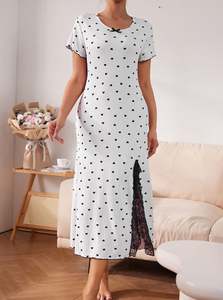 Sfy-y1489 Nouvelle Robe de Nuit Tendance Extensible et Ajustée à Col Rond et Manches Courtes, Imprimé Cœur, Grande Taille, Fendue Mi-longue - Product Image 3