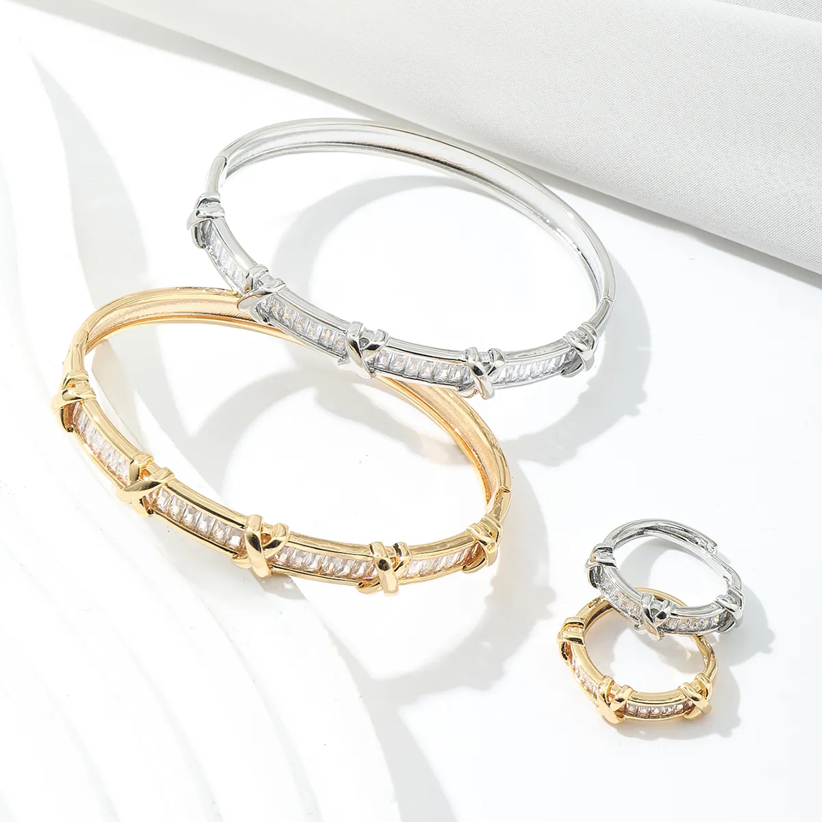Mais novo estilo de luxo elegante joias femininas por atacado pulseiras de grife de ouro baratas