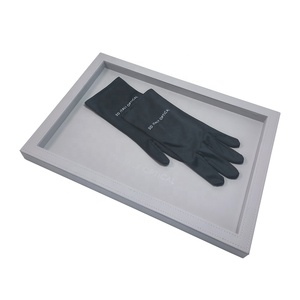 Guantes Negros de Microfibra Personalizados con Logotipo Blanco para Vendedoras de Joyería - Product Image 2