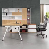 Bureau de direction en forme de L avec plateau en chêne clair, pieds en métal blanc en forme de A, avec hub d'alimentation, bureau moderne