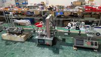 Machine de remplissage de liquides automatique de comptoir à 4 têtes, contrôlée par PLC, avec pompe péristaltique et convoyeur à bande pour bouteilles de boissons et de jus