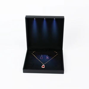 Caja de Joyería Plateada para Collar de Perlas Navideñas con Logotipo Personalizado, Juego de Empaque de Joyería con Patrón de Cocodrilo, Caja para Anillo de Hombre - Product Image 1