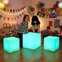 Meubles LED pour événements : Sièges cubes lumineux en PE écologique (30 cm, 40 cm) et tables et chaises pour enfants, idéaux pour la Journée des enfants et les fêtes d'anniversaire