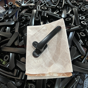 Vendita calda porta rullo nero maniglia piana in lega di alluminio battente maniglia della finestra per <span class=keywords><strong>finestre</strong></span> in alluminio - Product Image 1