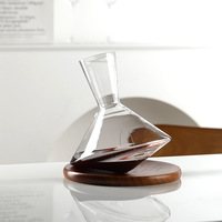 Carafe à vin rouge rotative soufflée à la main, 23 cm de haut, en verre nervuré sans plomb, avec plateau en bois pour la dégustation de vins en hôtel