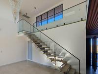 Escalier droit intérieur avec garde-corps en bois et main courante en acier, fait main pour villas, hôtels, halls