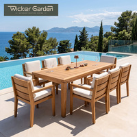 Meubles de salle à manger d'extérieur haut de gamme en teck naturel avec grande table et chaises rembourrées pour les projets de hôtels, de resorts, de jardins et de patios