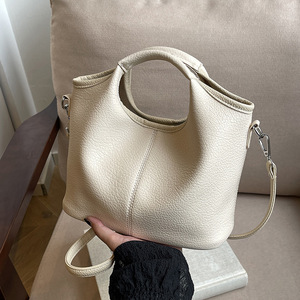 Sac bandoulière en PU en forme de seau avec design à empiècements, fermeture magnétique et sangle simple pour un usage quotidien - Product Image 1