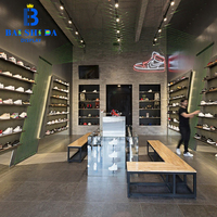 Maßgefertigte Hochwertige Herren-Sportschuh-Vitrine Einzigartiges Design Edelstahl Gehärtetes Glas Baishida Marken-Schaukasten