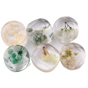 Decoración de flores de epoxi Regalos florales Artesanía de <span class=keywords><strong>resina</strong></span> de flores secas Inserción personalizada Flor verde y beige Cabujón de <span class=keywords><strong>resina</strong></span> redondo - Product Image 3