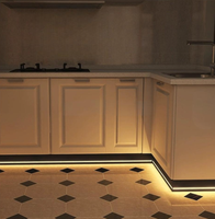 Plinthe LED moderne en alliage d'aluminium avec canal de câblage pour éclairage arrière, accessoire de revêtement de sol durable pour hôtels et appartements