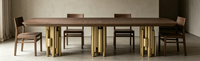Table à manger de luxe légère avec base en métal, support artistique italien pour une esthétique de salle à manger haut de gamme