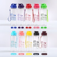 Vaso de Plástico PET de Gran Capacidad a Prueba de Fugas; Botella de Agua Deportiva Portátil para Exteriores con Pajita, Tapa Abatible y Correa de Transporte, Diseño Simple